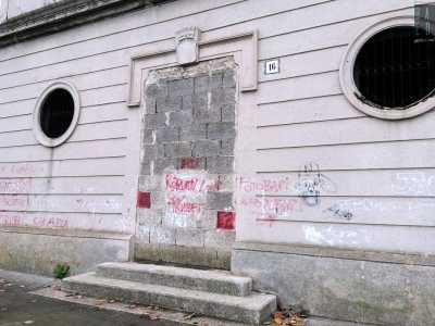 Si trattava di un impianto per il pompaggio e il sollevamento delle acque di fogna. L�impianto, del 1928, negli anni 60/70 fu dismesso e abbandonato. Da allora giace ancora l�, al numero 16 di corso Vittorio Veneto, con l�ingresso murato e i suoi locali vuoti